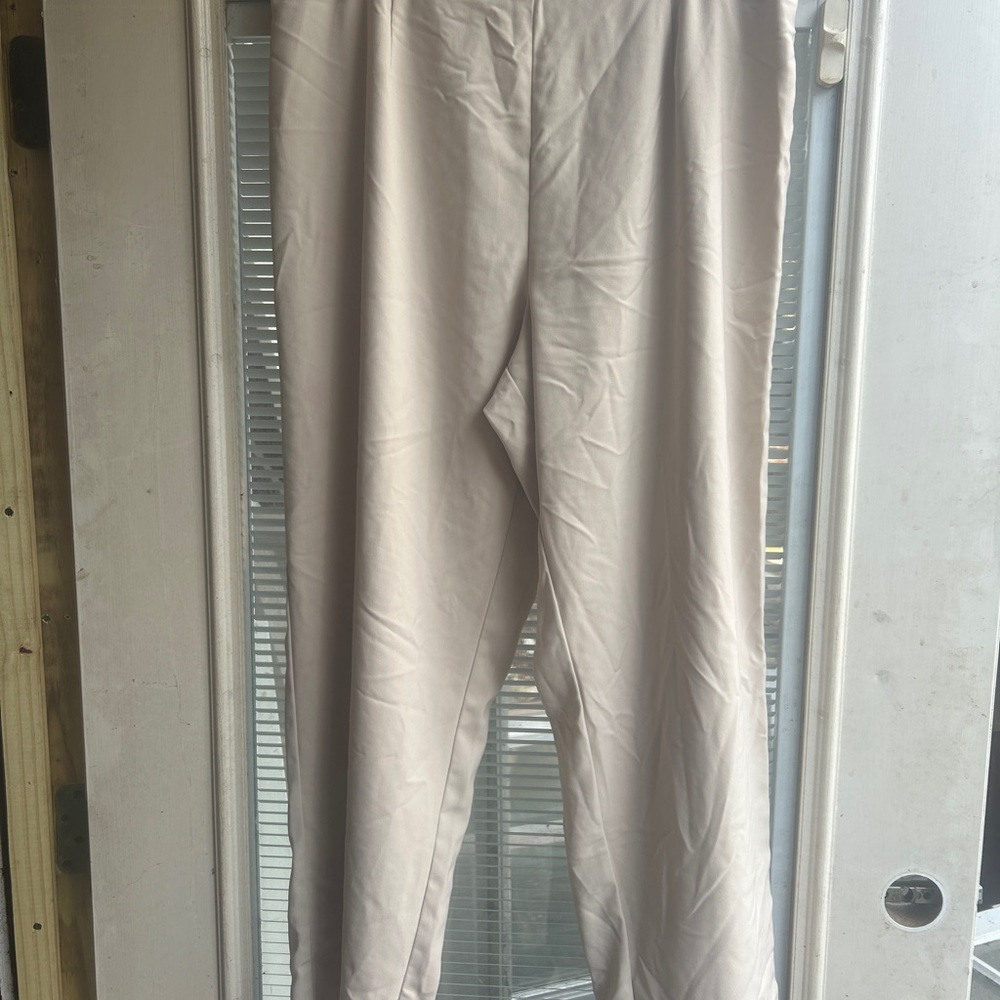 3 pc suit, crème, silk style, well made, stylish, gorgeous